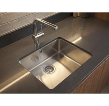 Chiuvetă din oțel inoxidabil cu robinet într-un blat de bucătărie