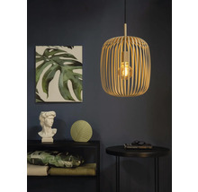 Decor decorativ de living cu o lampă suspendată din lemn, un raft cu decorațiuni și o măsuță.