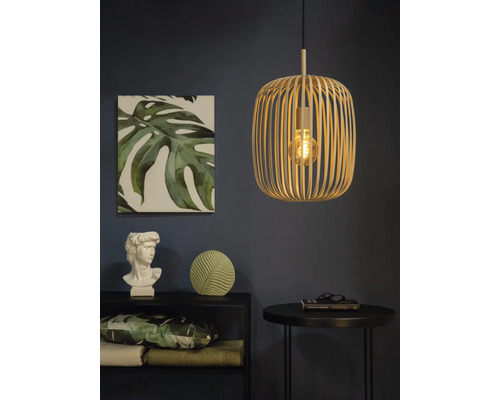 Decor decorativ de living cu o lampă suspendată din lemn, un raft cu decorațiuni și o măsuță.