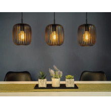 Scenă cu trei lămpi suspendate deasupra unei mese cu decorațiuni și scaune.