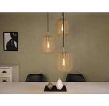 Scenă cu trei lămpi suspendate din lemn deasupra unei mese de sufragerie