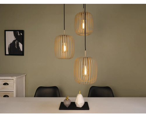 Scenă cu trei lămpi suspendate din lemn deasupra unei mese de sufragerie