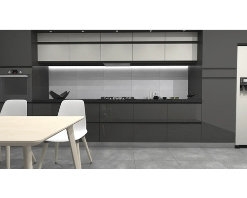 Bucătărie modernă cu dulapuri încorporate, masă și scaune