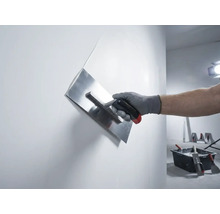 Mână cu gletieră pentru netezirea unui perete