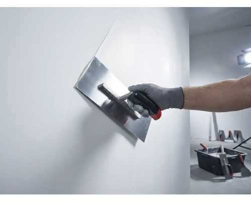 Mână cu gletieră pentru netezirea unui perete