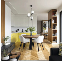 Bucătărie modernă cu zonă de luat masa, masă rotundă din lemn, scaune albe, pendul cu trei brațe și globuri de sticlă, dulapuri de bucătărie galbene.