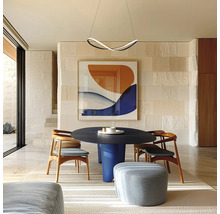 Zonă de luat masa modernă cu masă ovală, scaune din lemn, pendulă LED curbată și perete cu aspect de piatră naturală și tablou.