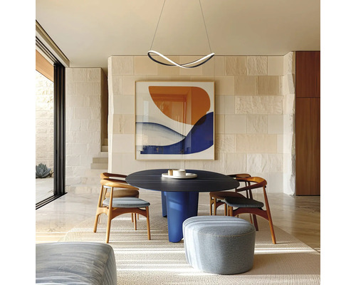 Zonă de luat masa modernă cu masă ovală, scaune din lemn, pendulă LED curbată și perete cu aspect de piatră naturală și tablou.