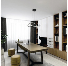 Pendul modern în formă de val într-un birou luminos și organizat, cu masă de lucru, rafturi și taburete din lemn și metal.