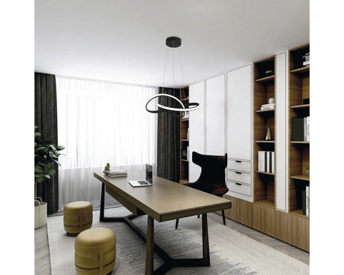 Pendul modern în formă de val într-un birou luminos și organizat, cu masă de lucru, rafturi și taburete din lemn și metal.