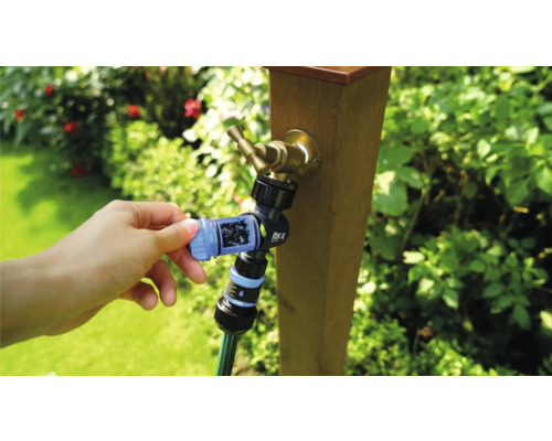 Furtun de grădină cu racord pentru robinet conectat la un robinet.