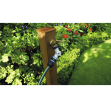 Scenă de grădină cu robinet, furtun de grădină și conector