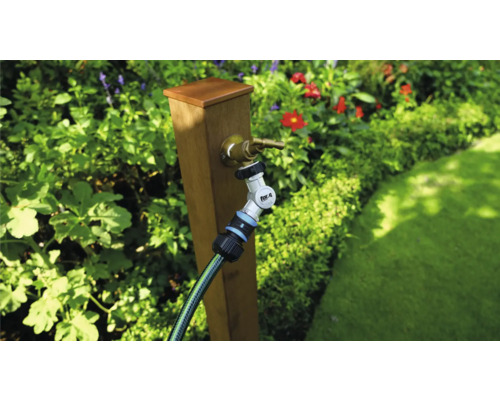 Scenă de grădină cu robinet, furtun de grădină și conector