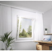 Interior cu fereastră rabatabilă, perdele și birou