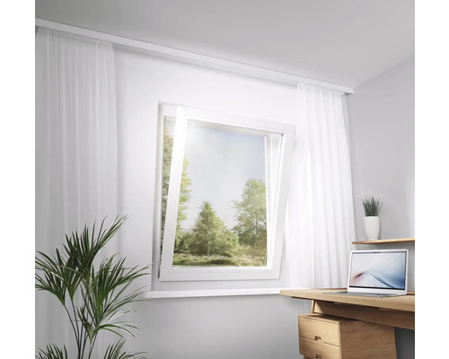 Interior cu fereastră rabatabilă, perdele și birou