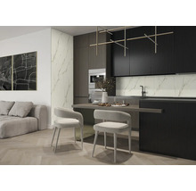 Bucătărie și zonă de dining moderne cu fronturi lamelare, pereți cu aspect de marmură, parchet tip os de pește și mobilier minimalist.