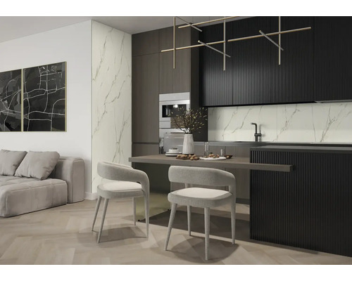 Bucătărie și zonă de dining moderne cu fronturi lamelare, pereți cu aspect de marmură, parchet tip os de pește și mobilier minimalist.