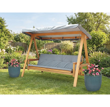 Leagăn din lemn cu perne gri și acoperiș în grădină