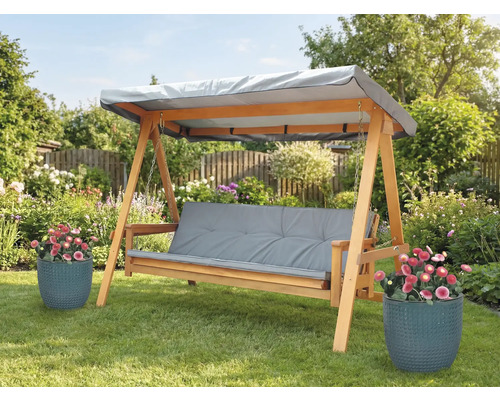 Leagăn din lemn cu perne gri și acoperiș în grădină