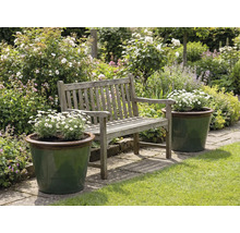 Peisaj de grădină cu bancă de lemn și jardiniere plantate