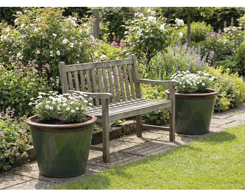 Peisaj de grădină cu bancă de lemn și jardiniere plantate