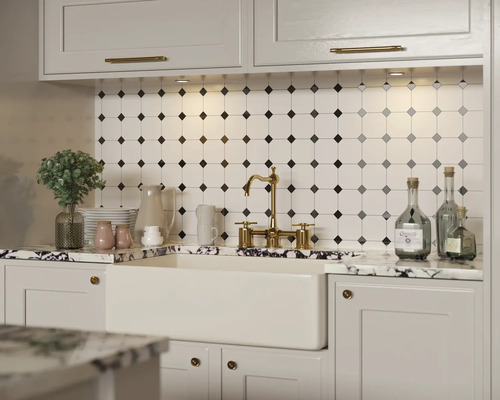 Scenă de bucătărie cu chiuvetă, robinet, faianță și decorațiuni