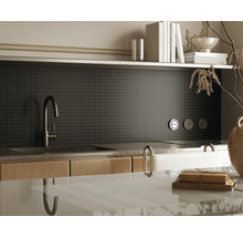 Scenă de bucătărie cu chiuvetă, robinet, plăci de mozaic și elemente decorative pentru un design modern