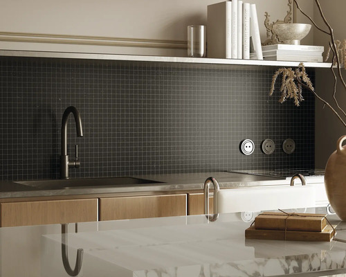 Scenă de bucătărie cu chiuvetă, robinet, plăci de mozaic și elemente decorative pentru un design modern