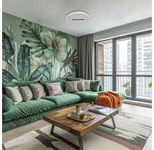 Sufragerie modernă cu canapea de colț verde, măsuță din lemn și fototapet botanic cu frunze mari. Atmosferă luminoasă.