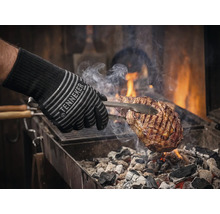 Mănușă de grătar cu carne pe grătar