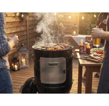 Grătar cu afumătoare cu carne și legume pe grătar la o petrecere cu grătar în grădină.