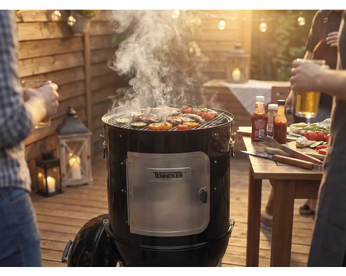 Grătar cu afumătoare cu carne și legume pe grătar la o petrecere cu grătar în grădină.