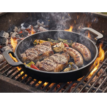 Tigaie grill cu fripturi, cârnați și legume pe grătar