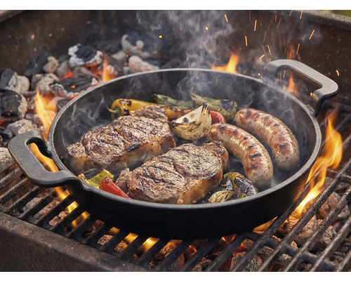 Tigaie grill cu fripturi, cârnați și legume pe grătar
