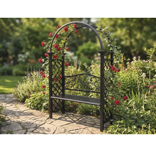 Bancă de grădină cu arcadă de trandafiri pe o alee de piatră într-o grădină.