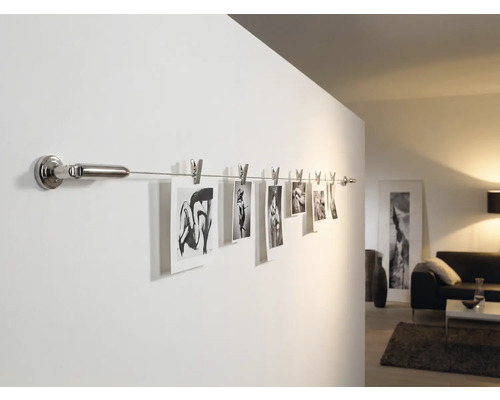 Fotografii pe o șină de perete cu cleme în camera de zi