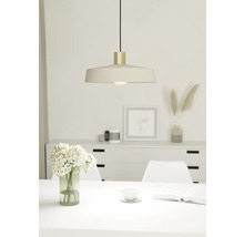 Interior cu masă de sufragerie, vază cu flori, carte, ceașcă și lampă suspendată