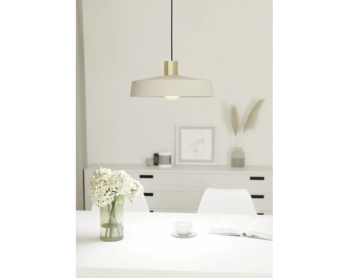 Interior cu masă de sufragerie, vază cu flori, carte, ceașcă și lampă suspendată