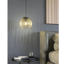 Scenă cu o lampă suspendată aurie deasupra unei noptiere lângă un pat.