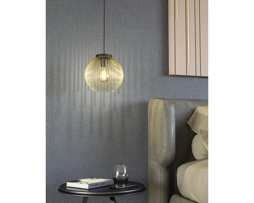 Scenă cu o lampă suspendată aurie deasupra unei noptiere lângă un pat.