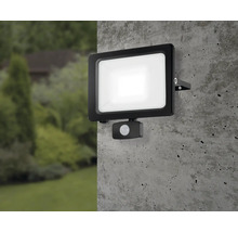 Reflector LED de exterior cu senzor de mișcare montat pe un perete