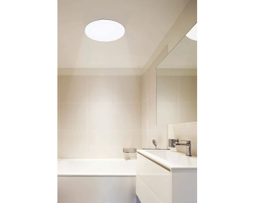 Baie luminoasă cu cadă, chiuvetă și plafonieră rotundă