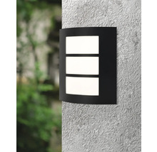 Corp de iluminat negru de perete pentru exterior cu trei elemente de iluminat.