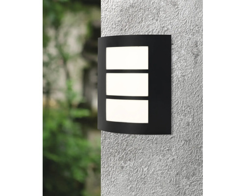 Corp de iluminat negru de perete pentru exterior cu trei elemente de iluminat.