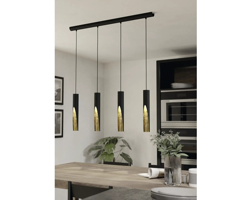Lumină suspendată cu patru lămpi deasupra unei mese de sufragerie