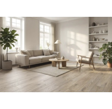 Cameră de zi luminoasă cu canapea, fotoliu, masă din lemn și podea din lemn.