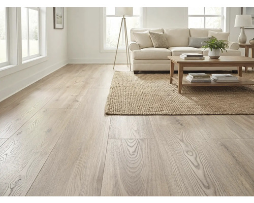 Cameră de zi cu podea din lemn deschis la culoare, canapea, covor și masă