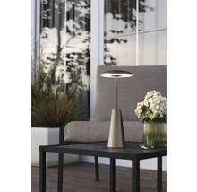 Lampă de masă pe o masă afară