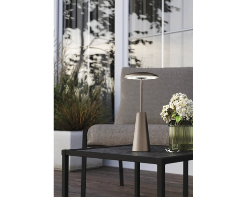 Lampă de masă pe o masă afară