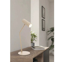 Lampă de masă pe o masă